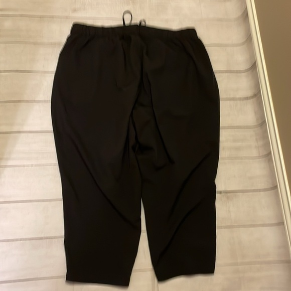 EUC Women’s Old Navy stretch tech pants in black. Size XXL. - Picture 6 of 6